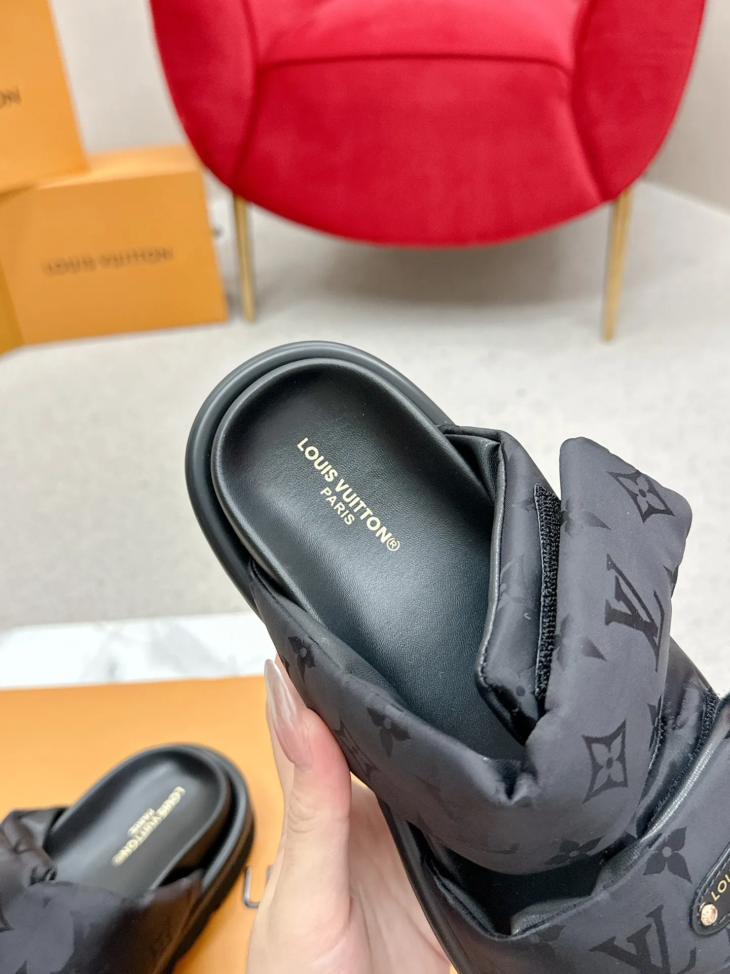P340 yuan LV Louis Vuitton Full of high-end feel! A popular model among bloggers at home and abroad, it’s retro and fashionable, and looks stunning on your feet! Mainly recommended model on the official website★ ━━━━━ ЅᏇєєt ━━━━━ ▪️Upper: original calfskin ➕5D printing process ▪️Inner: imported mixed sheepskin ▪️Outsole: original molded foam outsole ▪️Size: Female 35-40 Men's 39-44 (women's 41 men's 45)